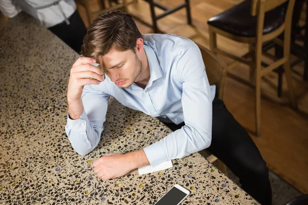 Homme fatigué penchant son coude sur le comptoir — Photo