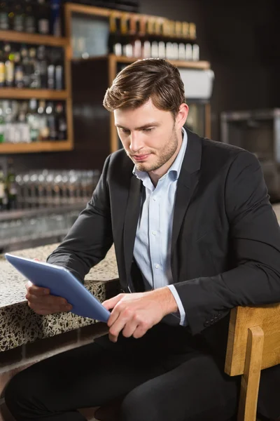 Homem bonito usando computador tablet — Fotografia de Stock