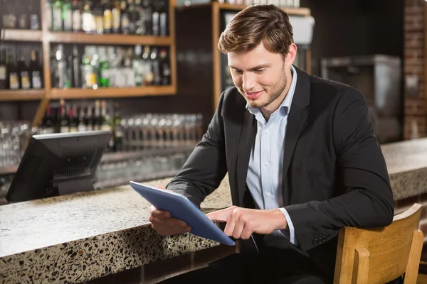 Schöner Mann mit Tablet-Computer — Stockfoto