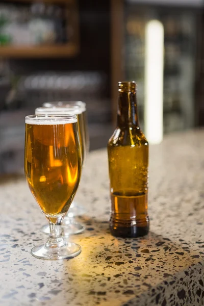 Büyük bardak bira bira ve şişe görünümü — Stok fotoğraf