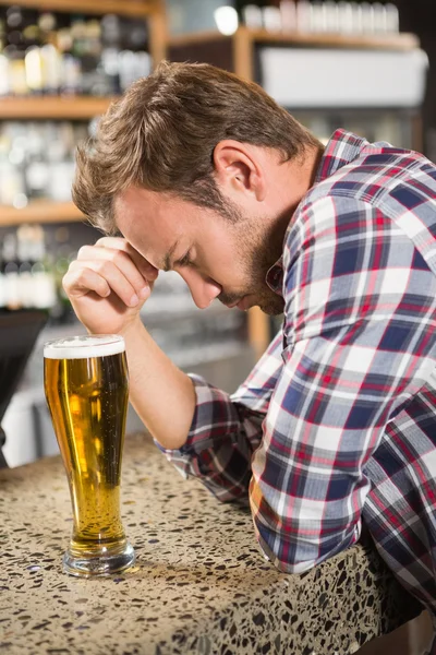맥주를 마시고 피곤된 남자 — 스톡 사진