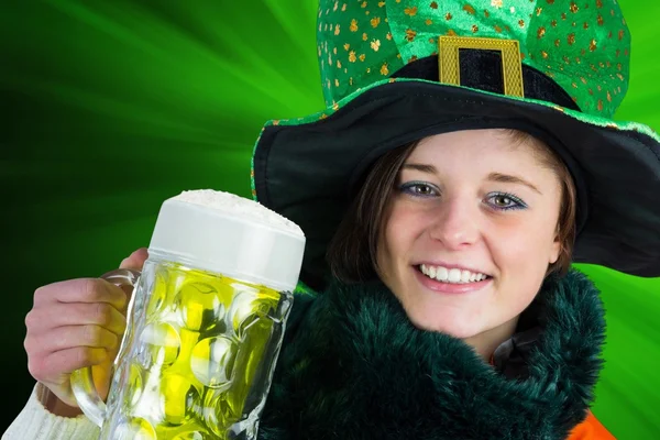 Ragazza irlandese in possesso di birra — Foto Stock