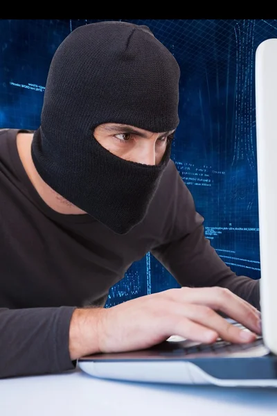 Hackare med hjälp av bärbar dator — Stockfoto