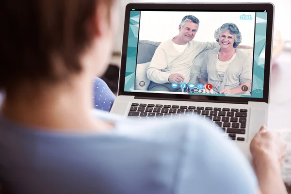 Donna incinta utilizzando il suo computer portatile — Foto Stock