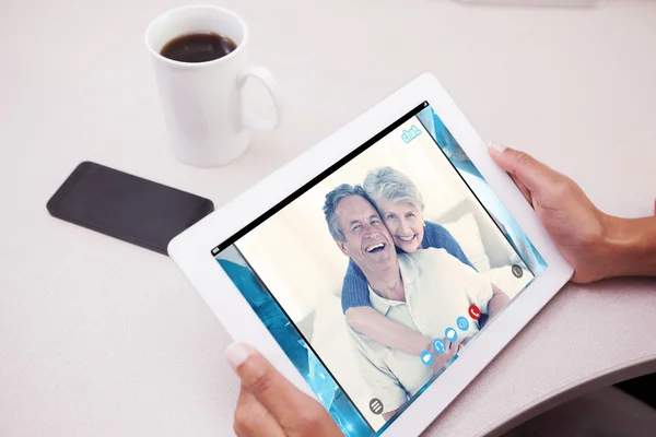 Mujer usando tableta pc — Foto de Stock