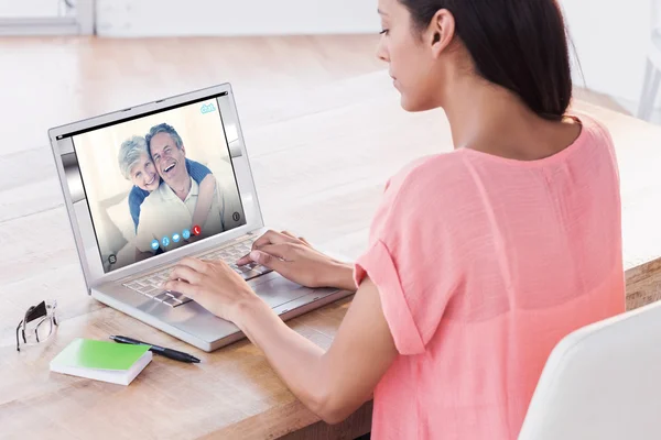 Affärskvinna med laptop på skrivbordet — Stockfoto