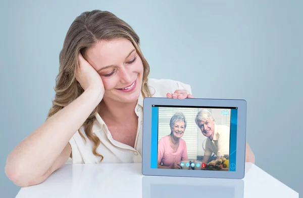 Mulher mostrando tablet pc — Fotografia de Stock