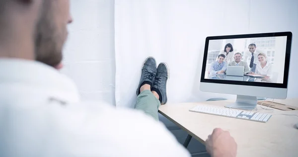 Affärsman med benen i kors på vristen på skrivbord — Stockfoto