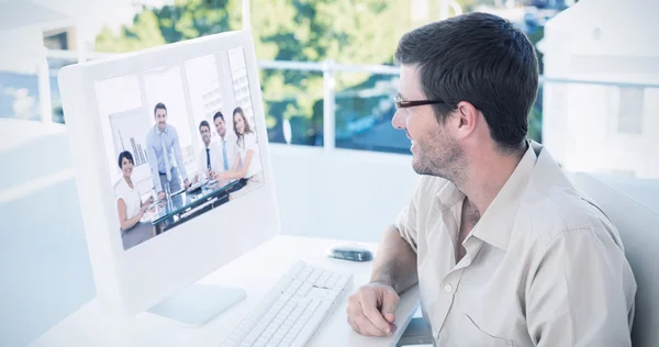 Affärsman med hjälp av dator — Stockfoto