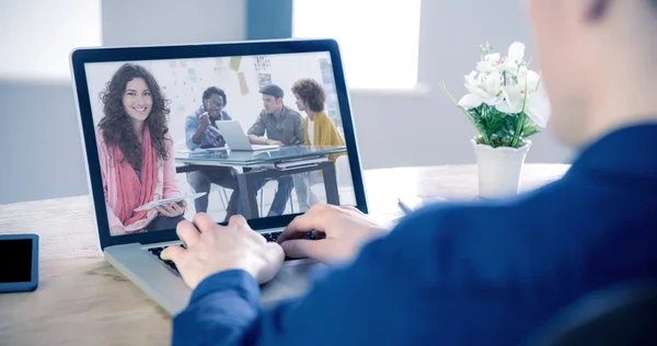 Uomo d'affari che utilizza laptop in ufficio — Foto Stock