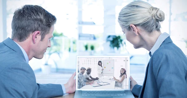 Gente de negocios mirando la pantalla en blanco — Foto de Stock