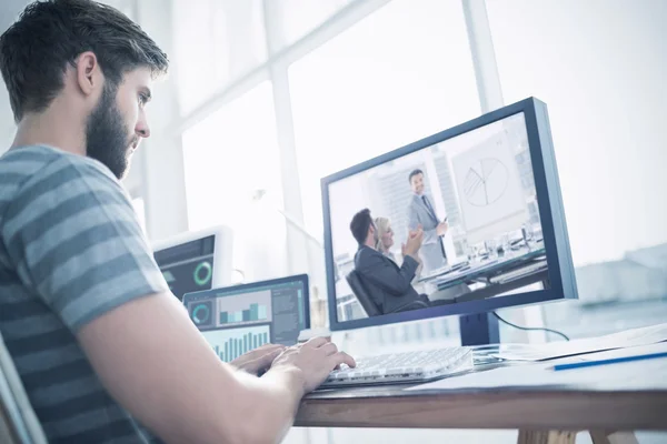 Casual zakenman met behulp van computer — Stockfoto