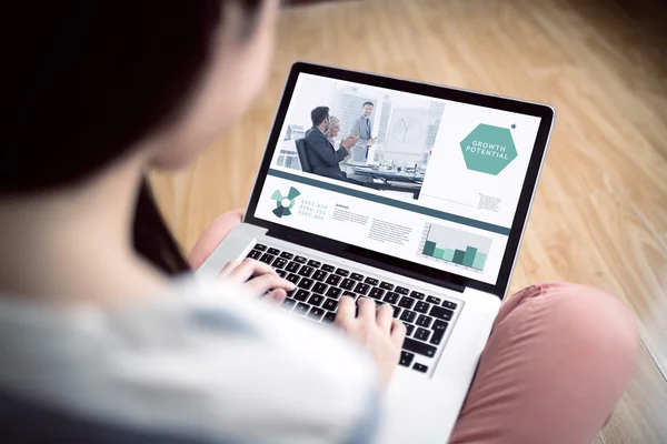 Woman using laptop — Stock Photo, Image