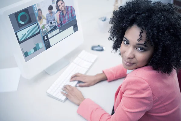 Zakenvrouw werkt op de computer — Stockfoto