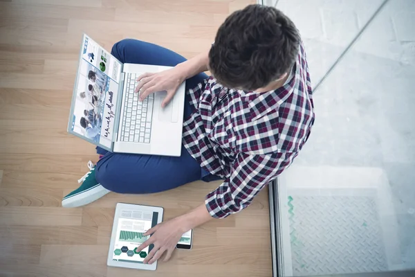 Hipster sentado com laptop — Fotografia de Stock