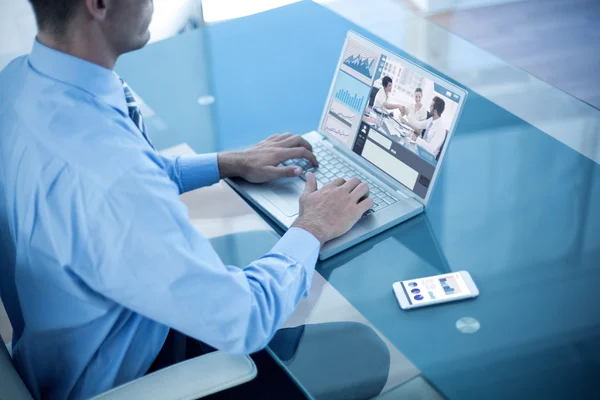 Geschäftsmann mit Laptop — Stockfoto