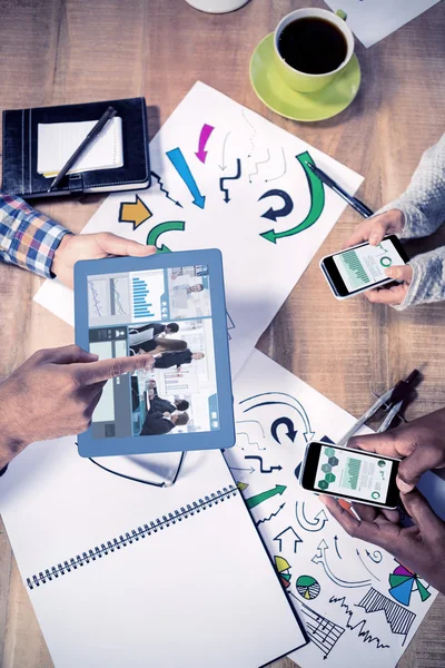 Equipo de negocios trabajando en el escritorio — Foto de Stock