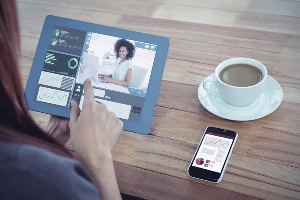 Hipster-Frau mit Tablet — Stockfoto