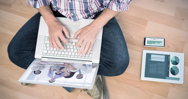 Człowiek za pomocą laptopa na podłodze — Zdjęcie stockowe