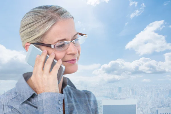 Immagine composita di una donna d'affari che fa una telefonata — Foto Stock