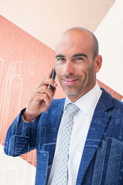 Imagen compuesta de un hombre de negocios sonriente llamando por teléfono — Foto de Stock