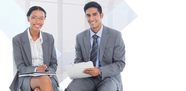 Imagem composta de retrato de pessoas de negócios sorridentes com pape — Fotografia de Stock