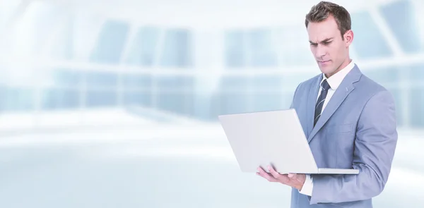 Homem de negócios usando laptop — Fotografia de Stock