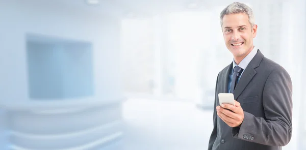 Hombre de negocios sosteniendo teléfono móvil —  Fotos de Stock