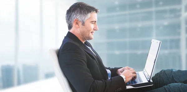 Hombre de negocios usando portátil — Foto de Stock