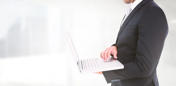 Uomo d'affari in possesso di laptop — Foto Stock