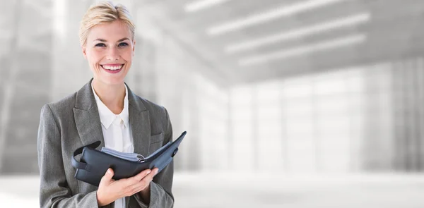 Femme d'affaires avec journal intime contre chambre moderne — Photo