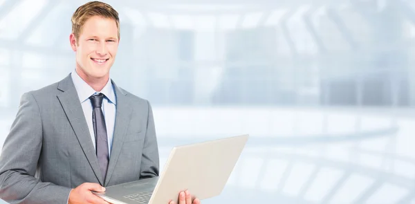 Hombre de negocios feliz con portátil — Foto de Stock