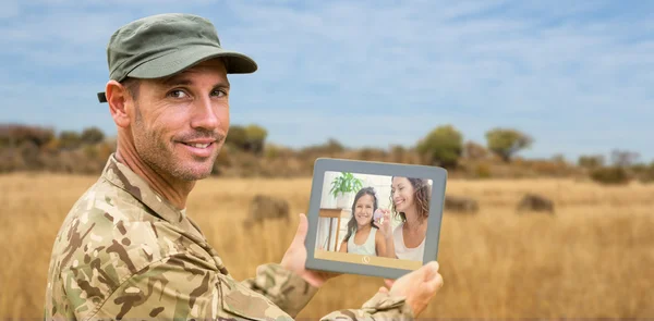 Oldier käyttäen tabletin pc — kuvapankkivalokuva