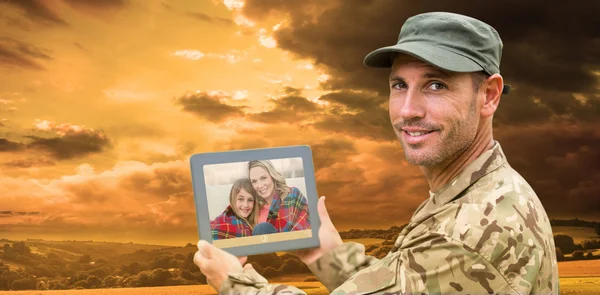 Soldat som bruker tablett pc – stockfoto