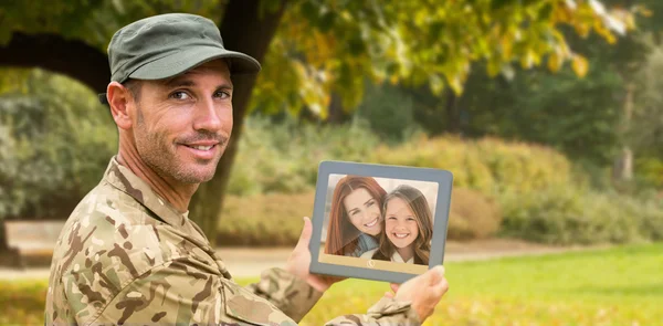 Soldat som bruker tablett pc – stockfoto