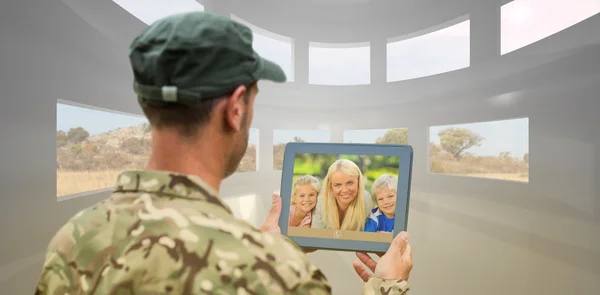 Soldier menggunakan pc tablet — Stok Foto