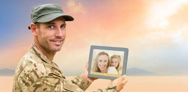 Soldat mit Tablet-PC — Stockfoto