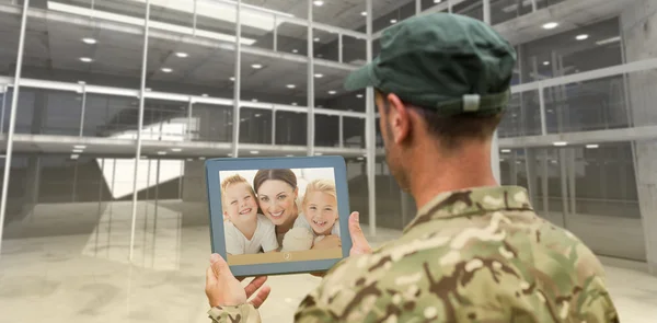 Soldat som bruker tablett pc – stockfoto
