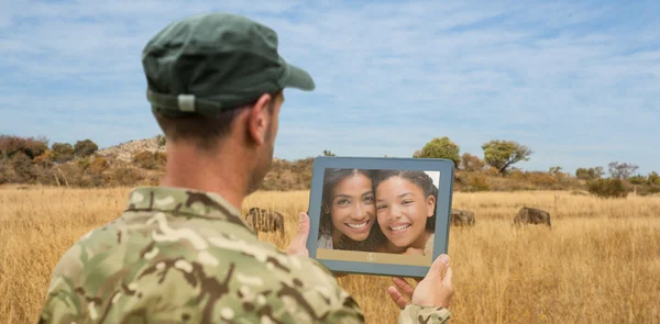 Soldat mit Tablet-PC — Stockfoto