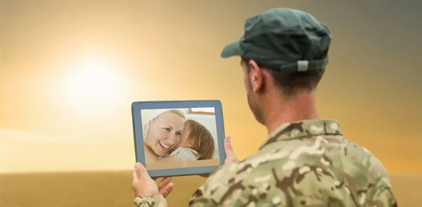 Soldat mit Tablet-PC — Stockfoto