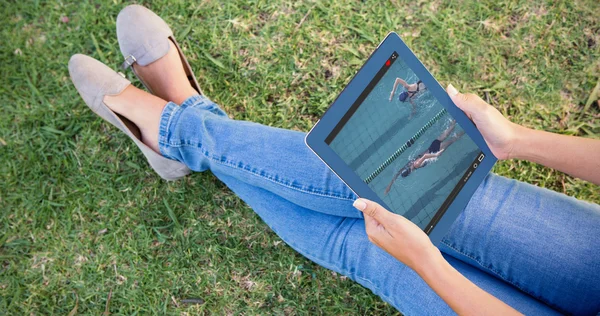 Frau benutzt Tablet im Park — Stockfoto