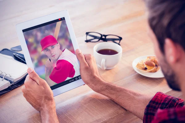 Man using tablet — Stock Photo, Image