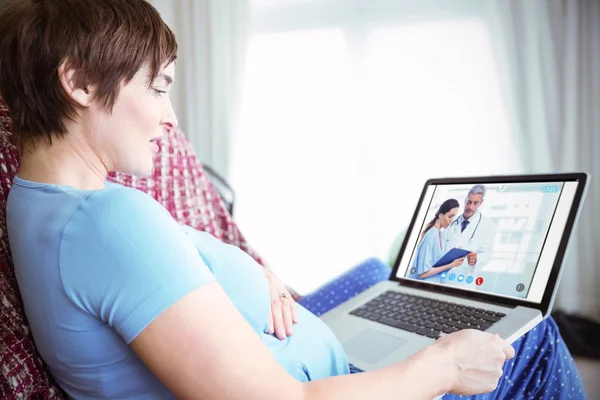 Mulher grávida usando laptop — Fotografia de Stock