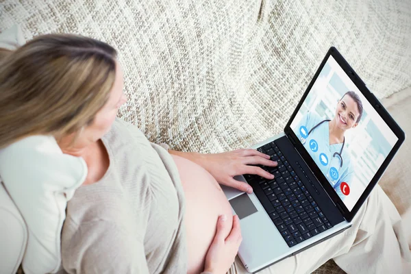 Zukünftige Mutter mit ihrem Laptop — Stockfoto