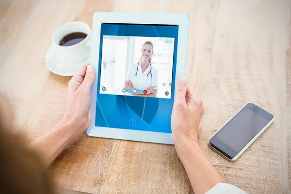 Frau benutzt Tablet-Computer am Tisch — Stockfoto