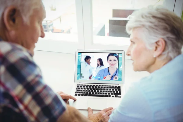 Oudere echtpaar met laptop — Stockfoto