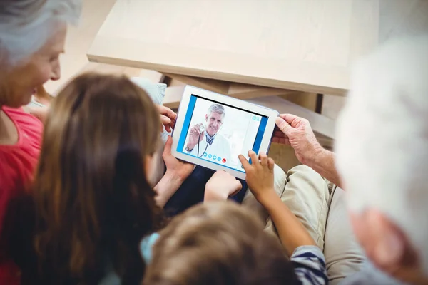 Familie met behulp van Tablet PC — Stockfoto