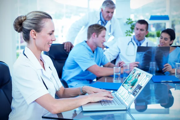 Medico digitando sulla tastiera con il suo team — Foto Stock