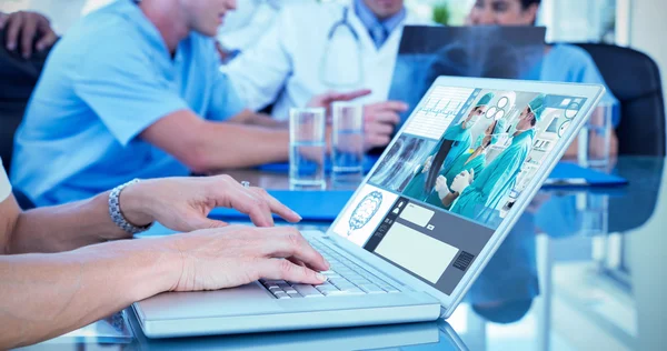 Doctor escribiendo en el teclado con el equipo —  Fotos de Stock