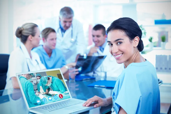 Doctor typing on keyboard with team — Stock Photo, Image
